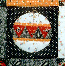 Шарик - фрагмент рождественского коврика. Кликните на картинку, чтобы получить схемы для шитья!